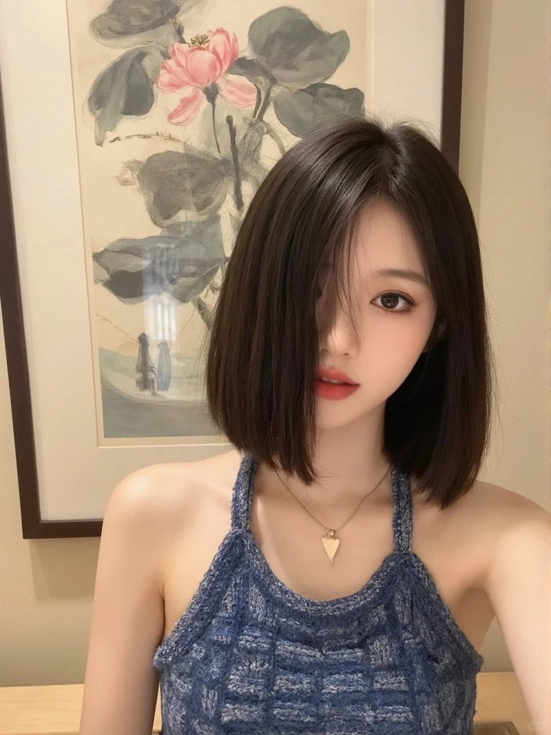 Gái xinh tóc ngắn che nửa mặt