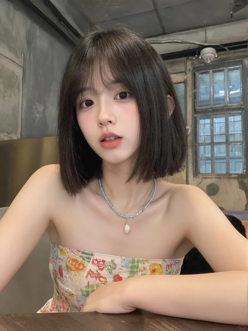 Gái xinh tóc ngắn sexy phong cách biển