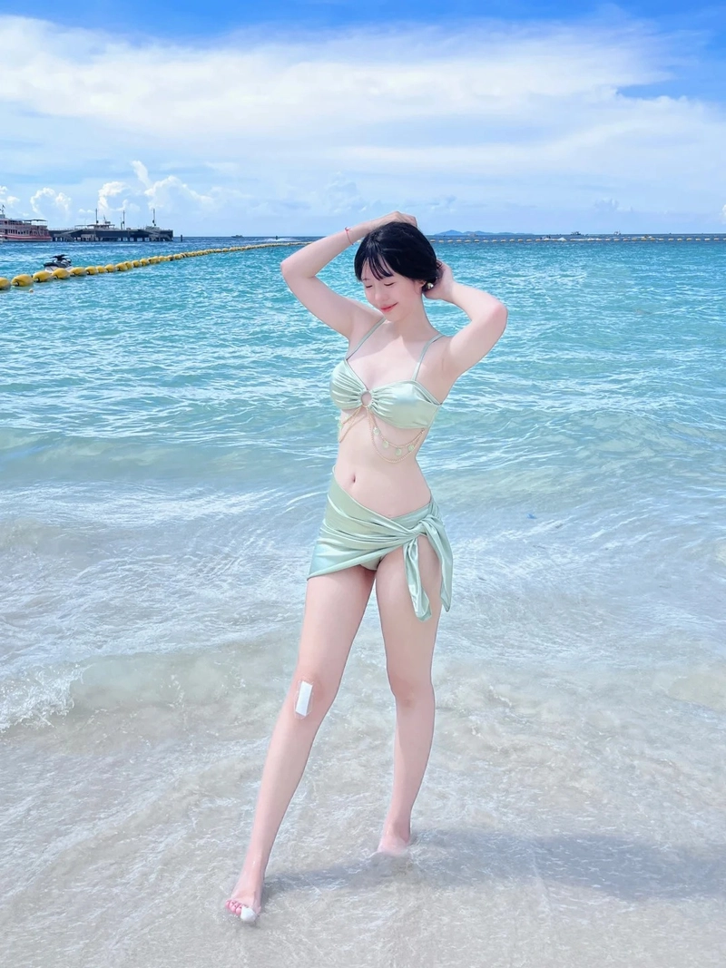 Hình ảnh gái mặc bikini ở biển