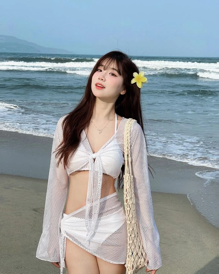 Hình ảnh gái xinh bikini trắng nổi bật làn da