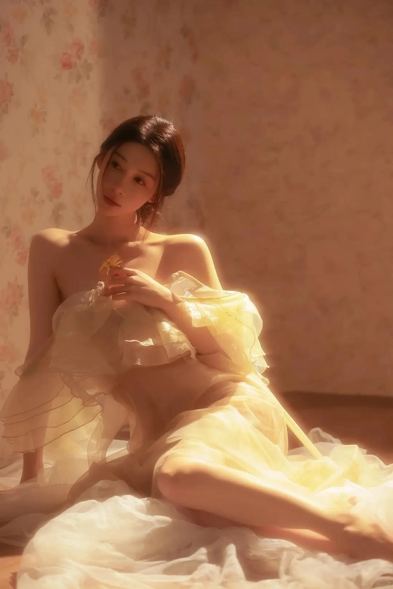 Hình ảnh gái xinh sexy trong khung cảnh tối giản