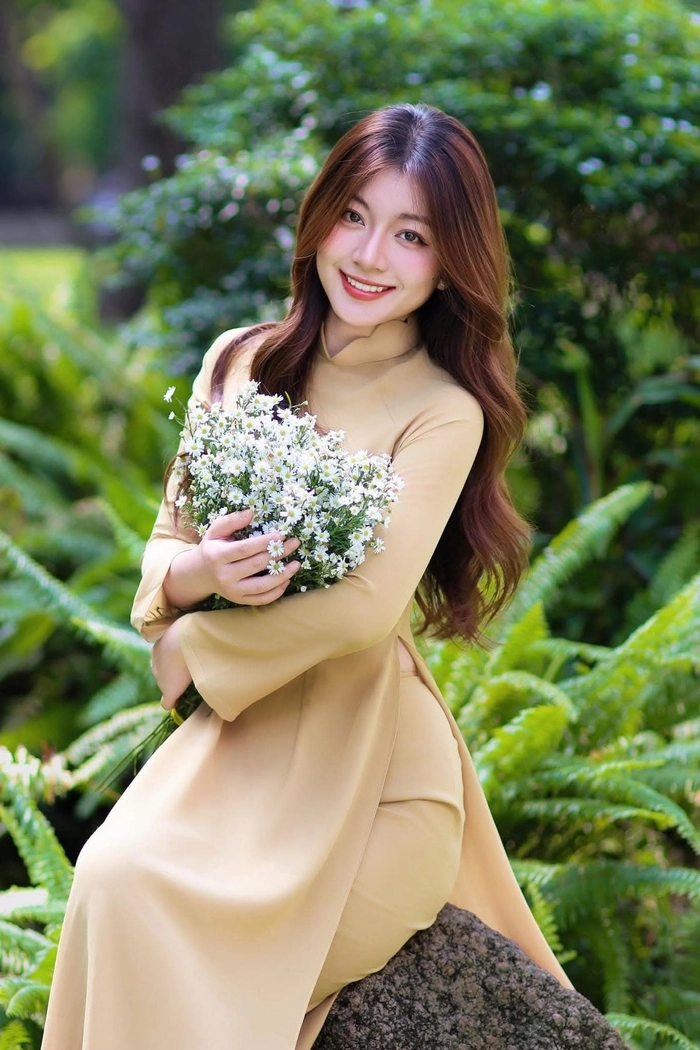 Hình cô gái mặc áo dài dịu dàng