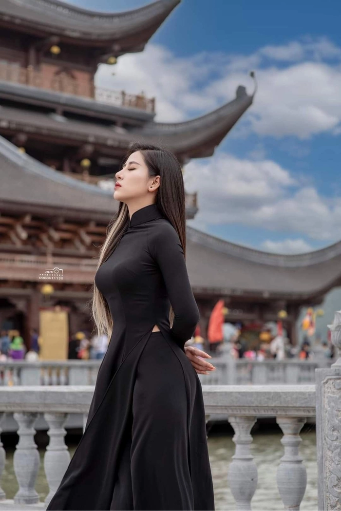 Hình cô gái mặc áo dài phong cách cổ điển