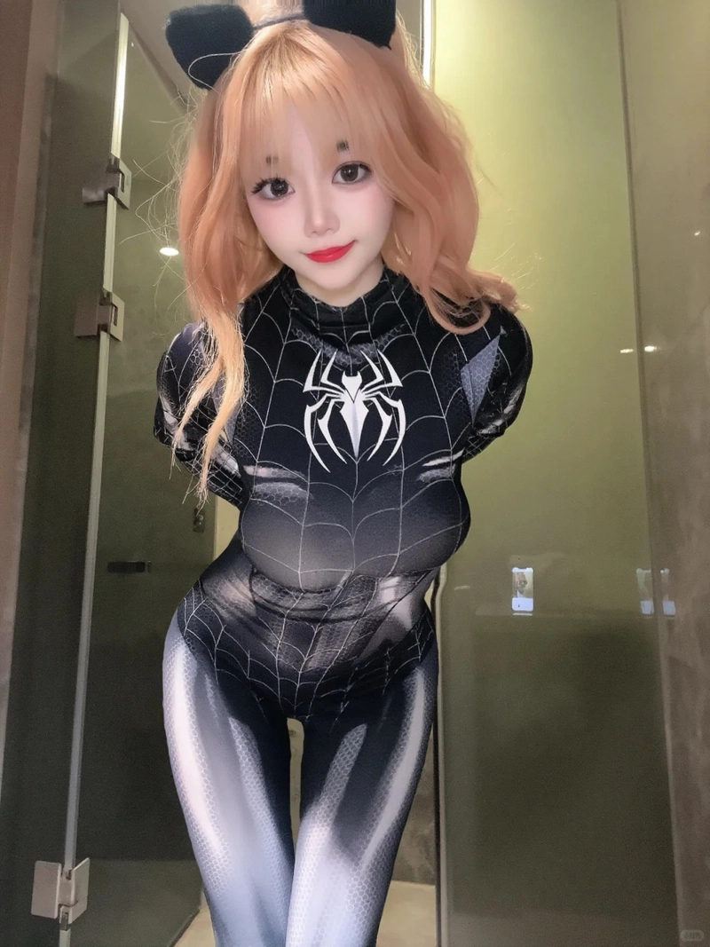 Hình cosplay Người Nhện nữ tạo dáng quyến rũ