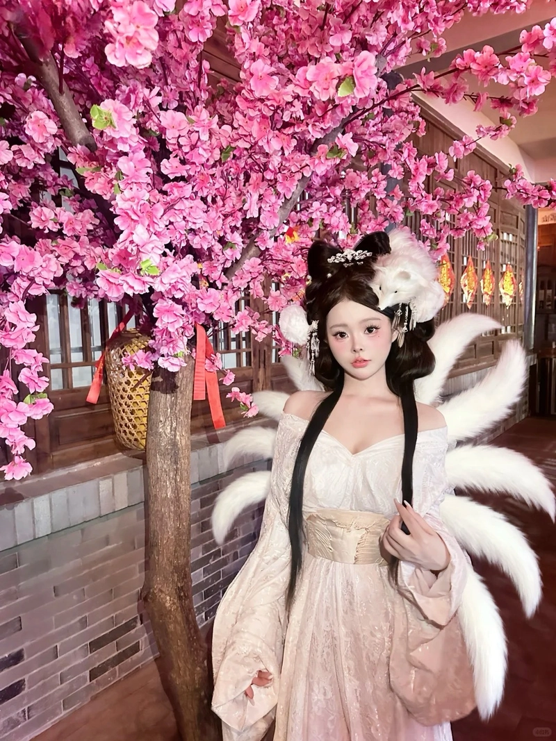 Hình cosplay hồ ly 9 đuôi quyến rũ