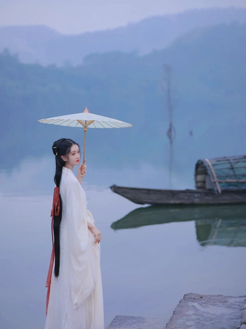 Hình gái Trung Quốc mặc cổ trang duyên dáng