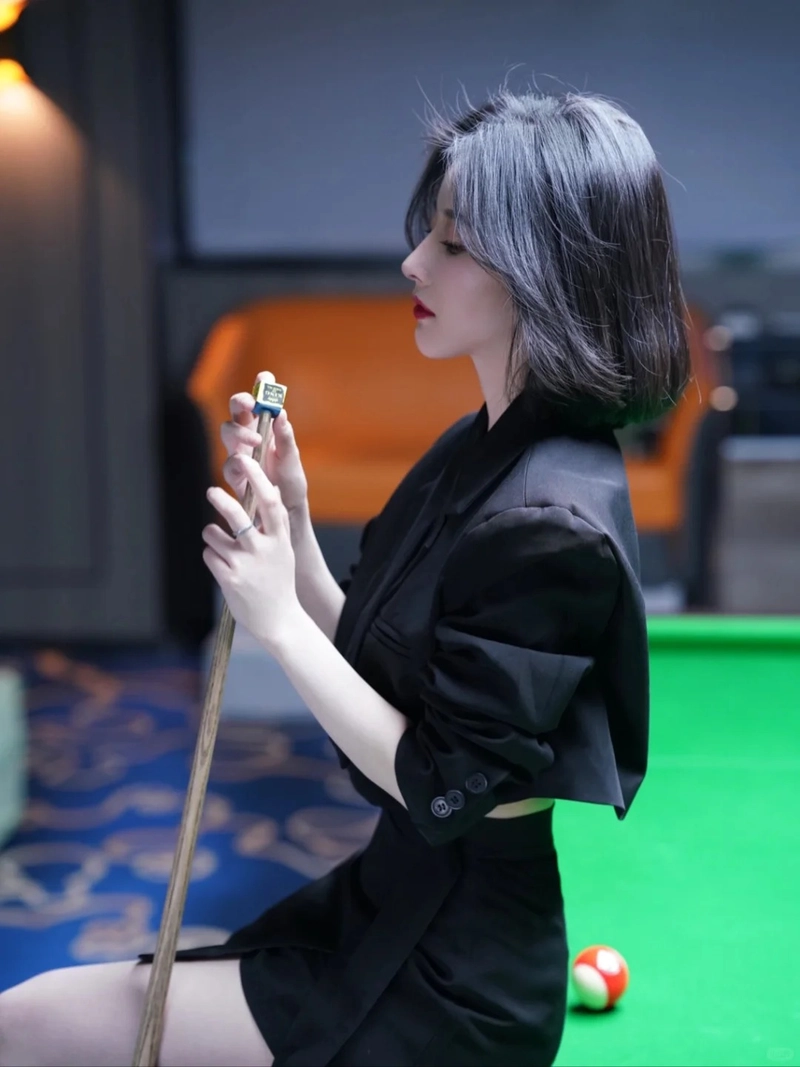 Hình gái đẹp tóc ngắn thần thái nổi bật