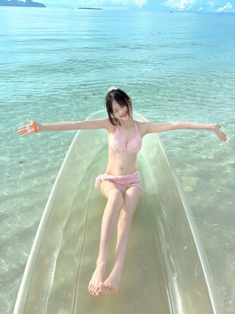 Hình gái mặc bikini trên bãi cát