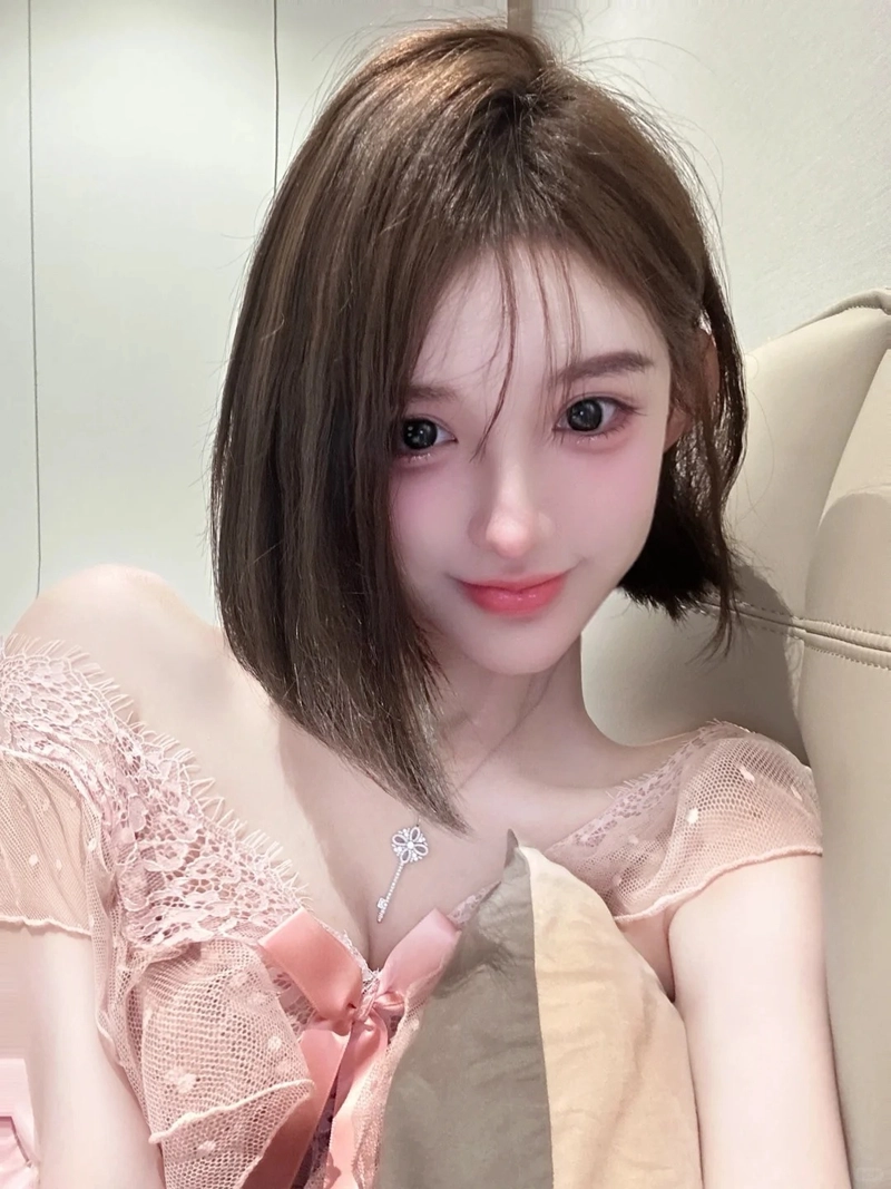 Hình gái tóc ngắn xinh gu thời trang