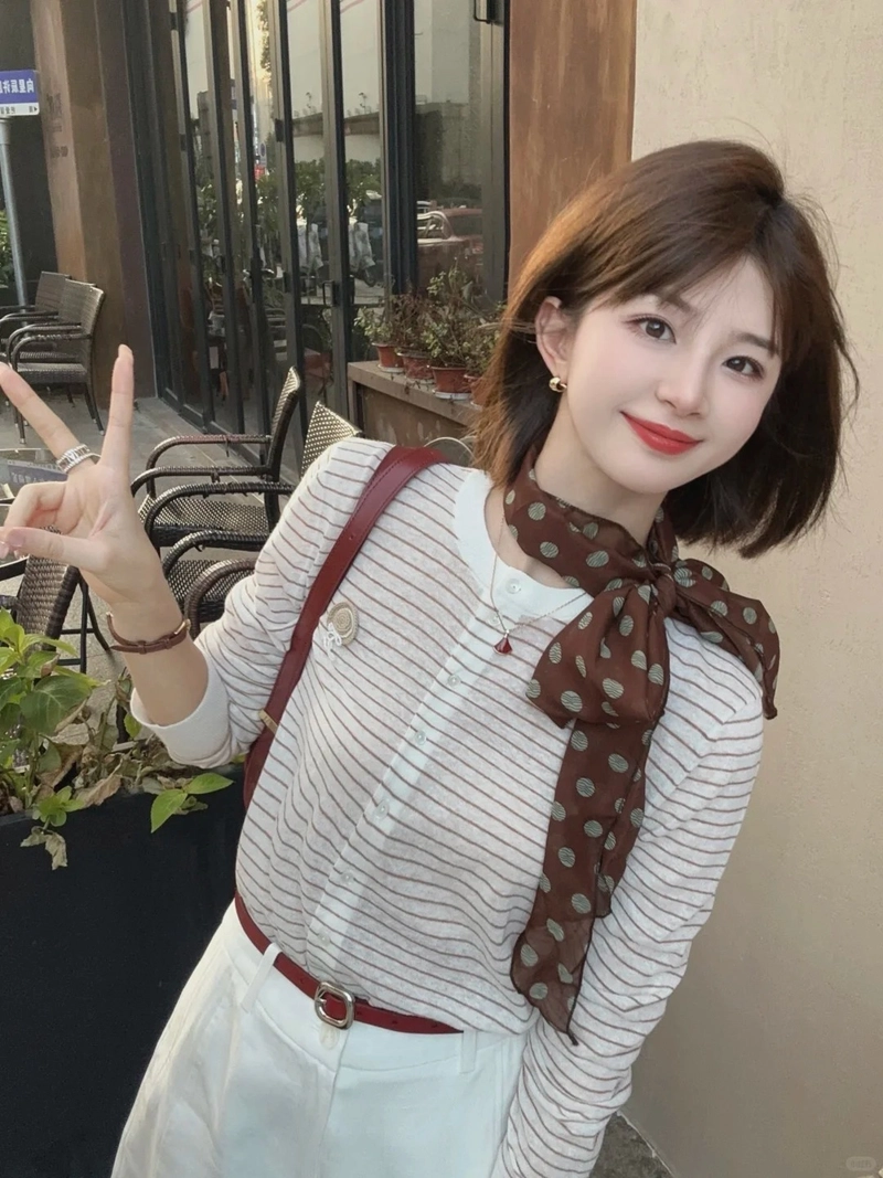 Hình gái tóc ngắn xinh tạo dáng tự nhiên