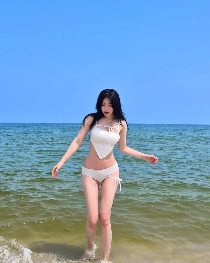 Hình gái xinh bikini trắng cuốn ánh nhìn