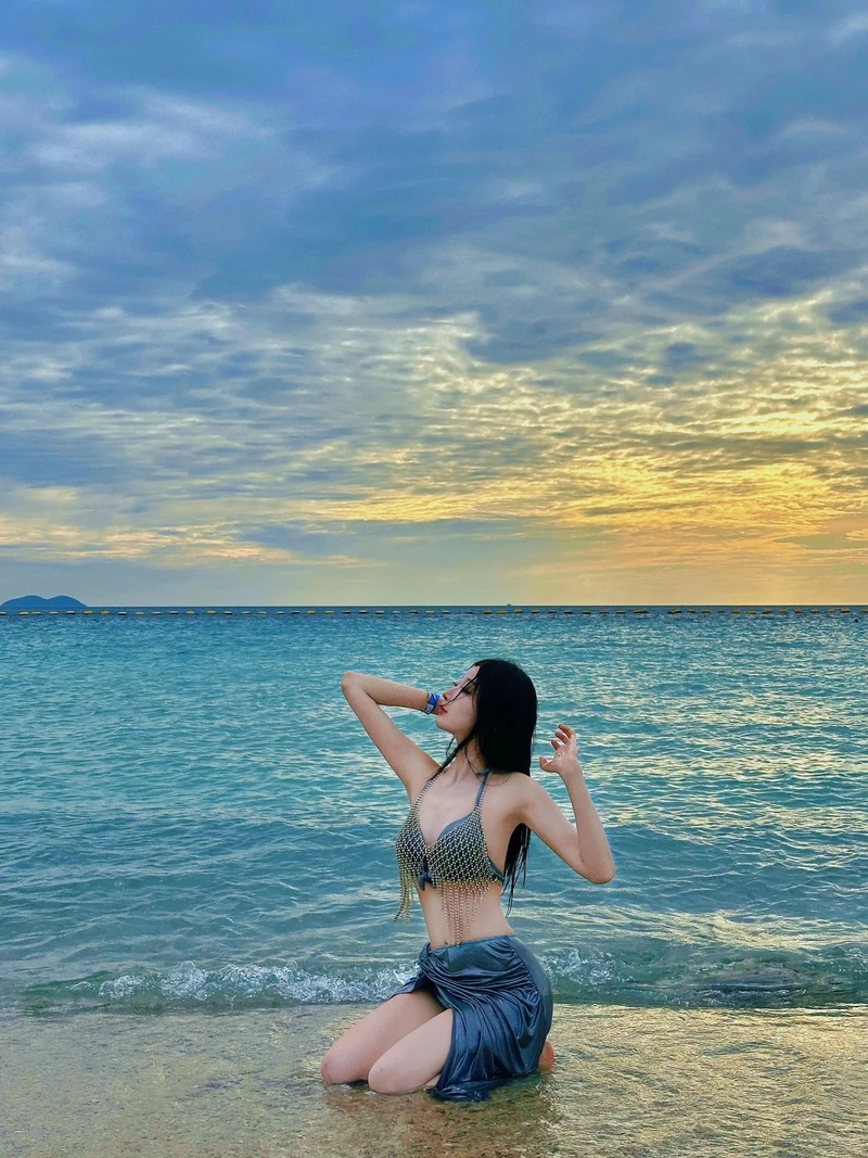 Hình gái xinh mặc bikini đi biển