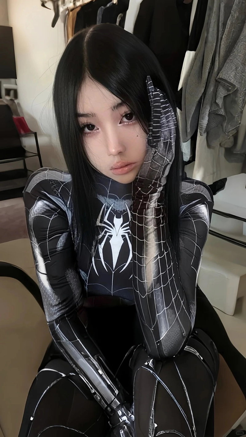 Hình gái xinh trong outfit Người Nhện sexy