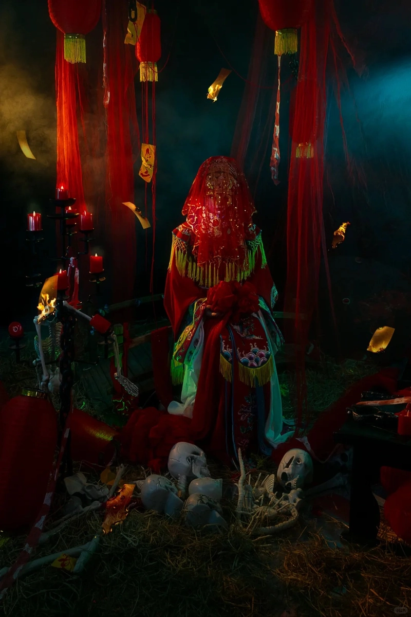 Hình ma áo trắng do gái xinh hóa trang