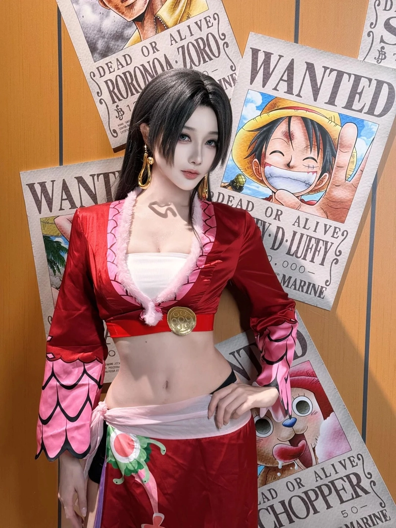 Hot girl cosplay One Piece thời thượng