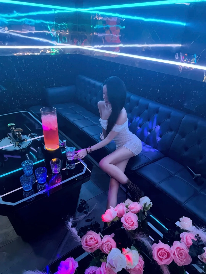 Hot girl hát karaoke ánh sáng nổi bật
