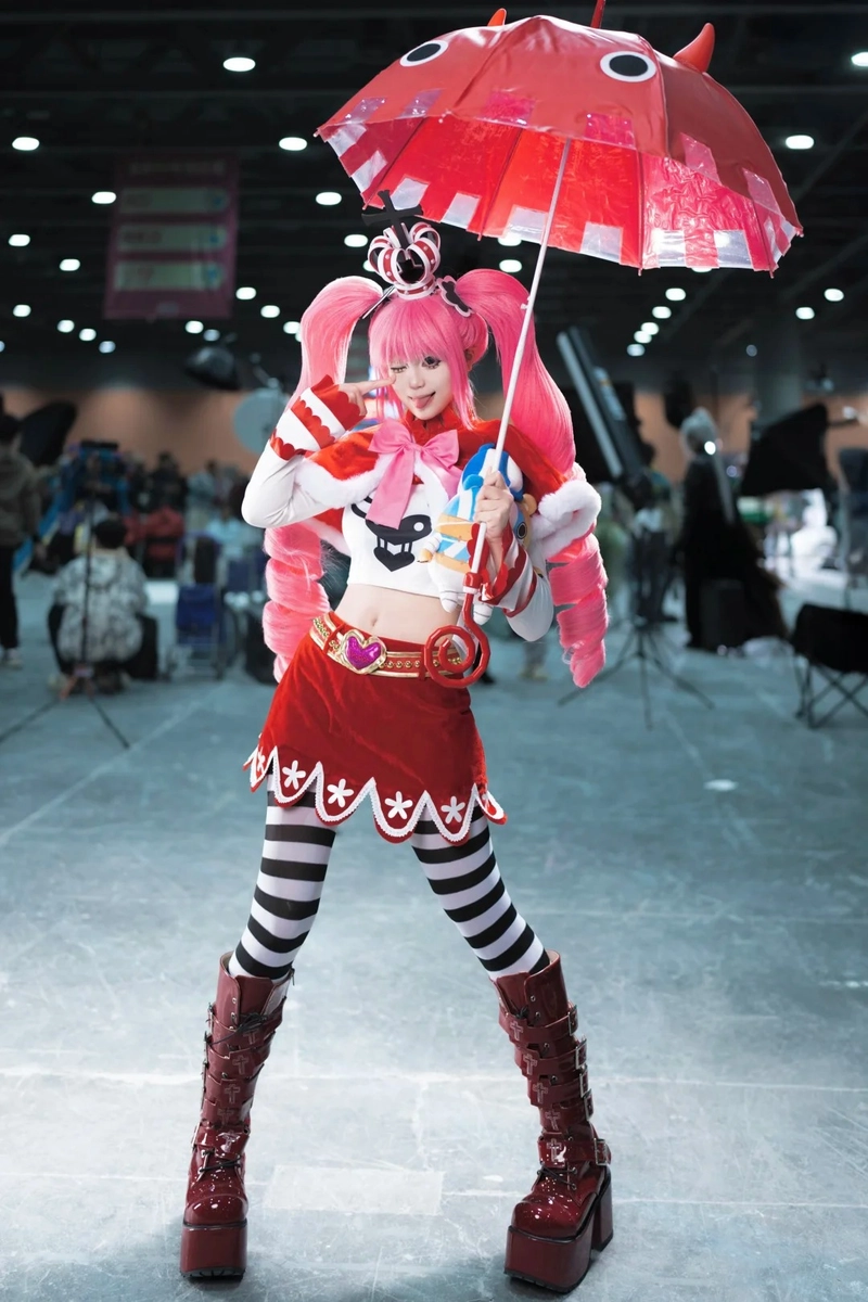 Hot girl hóa thân nhân vật One Piece