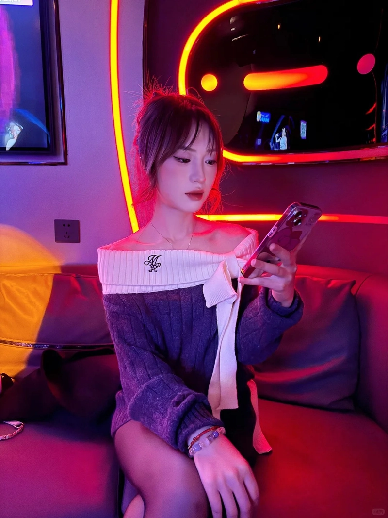 Hot girl karaoke ánh đèn lung linh