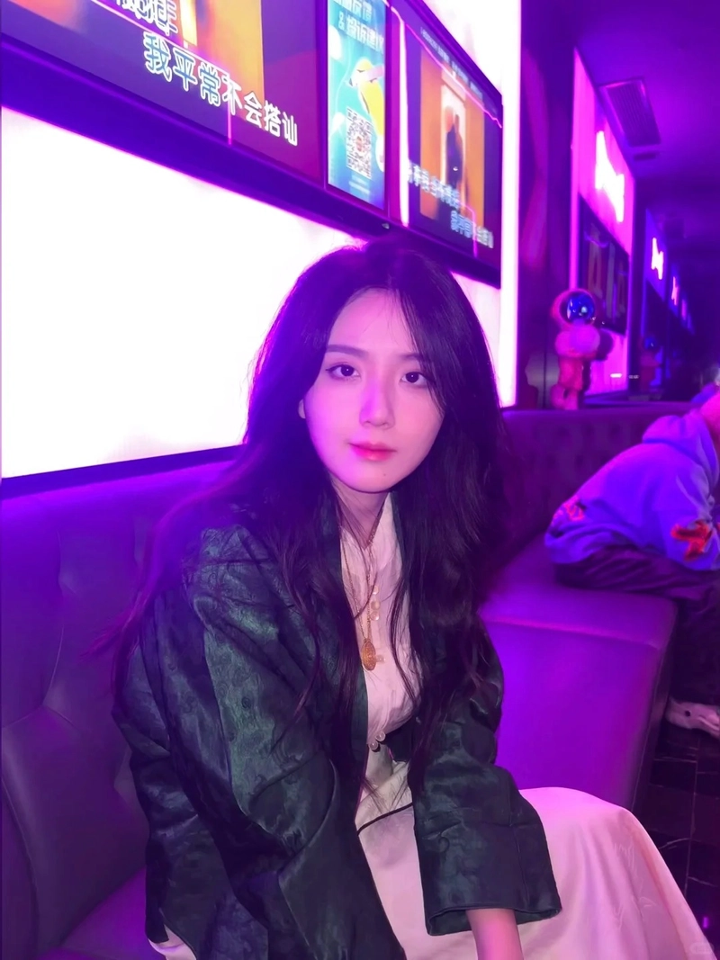 Hot girl karaoke phong cách hiện đại