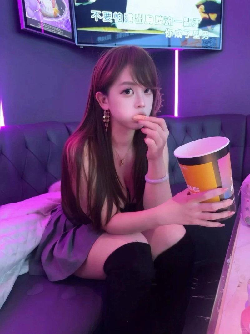 Hot girl karaoke phong cách trẻ trung