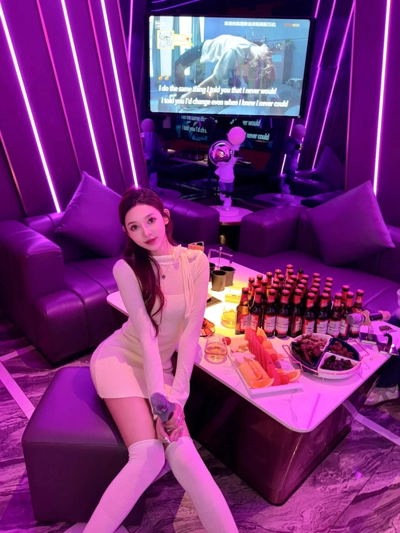 Hot girl karaoke tạo dáng cuốn hút