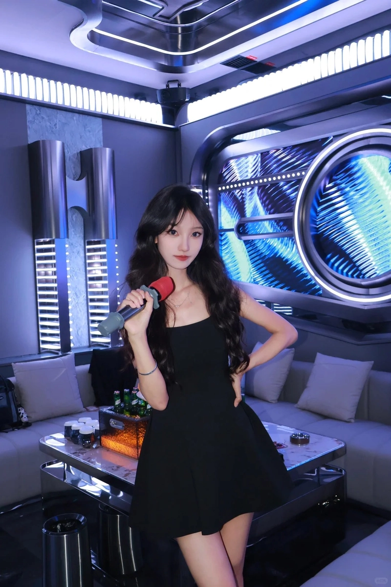 Hot girl phòng hát karaoke sang trọng