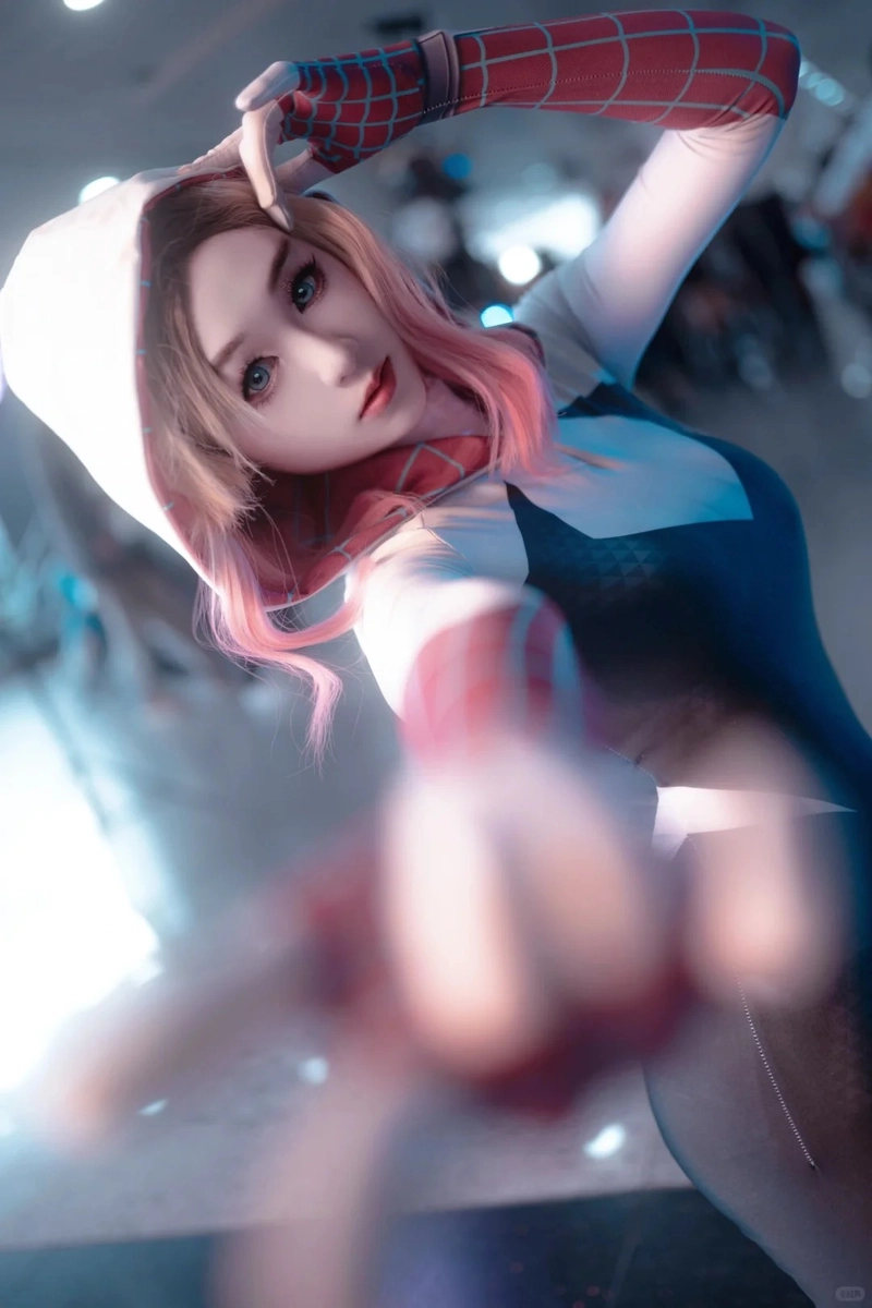 Hot girl tạo dáng cosplay Người Nhện sexy