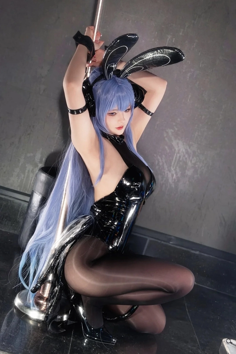 Nang tho den quyen ru trong trang phuc cosplay