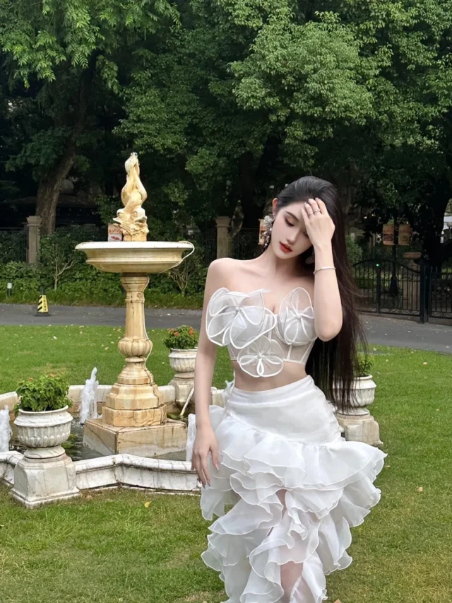 Gái xinh mặc váy ngắn sexy