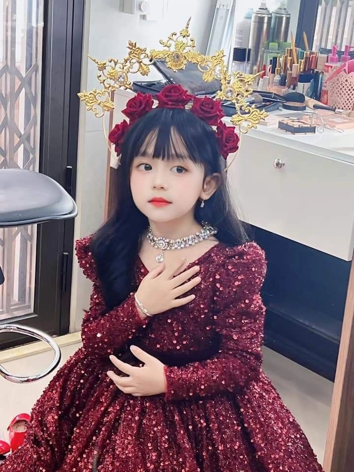 Ảnh bé gái xinh cute tự nhiên