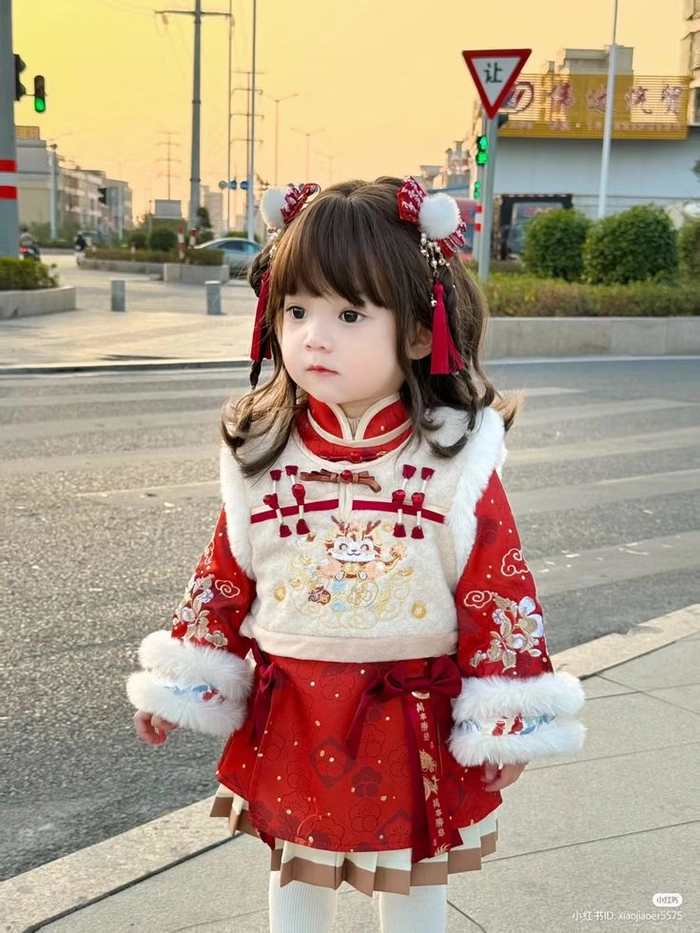 Ảnh bé gái xinh đáng yêu tự nhiên