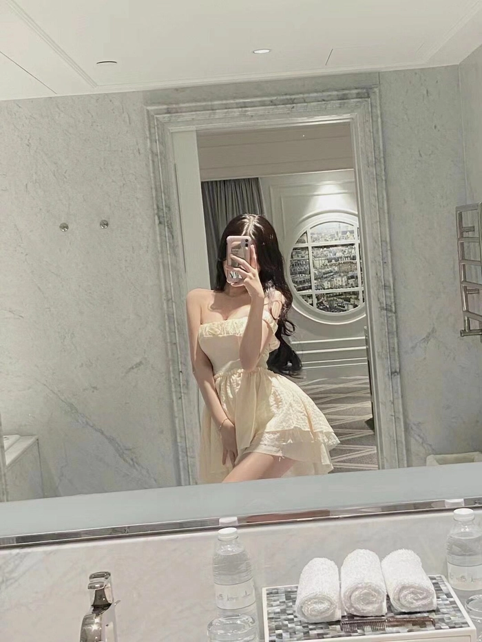 Ảnh chụp gương che mặt nữ phong cách đời thường