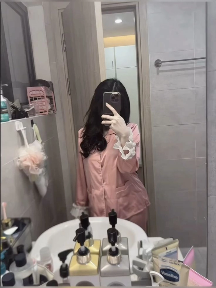 Ảnh chụp gương che mặt nữ phong thái tự tin