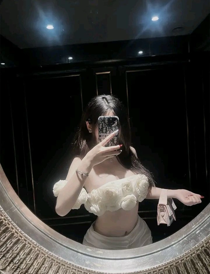 Ảnh chụp trước gương che mặt nữ đẹp cuốn hút