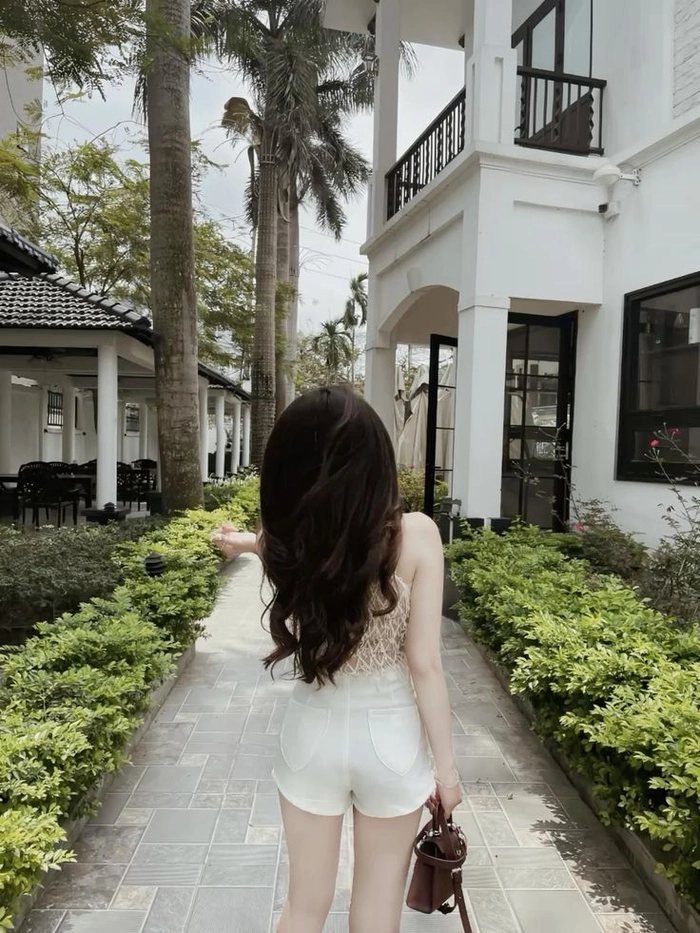 Ảnh cô gái quay lưng đẹp nhẹ nhàng