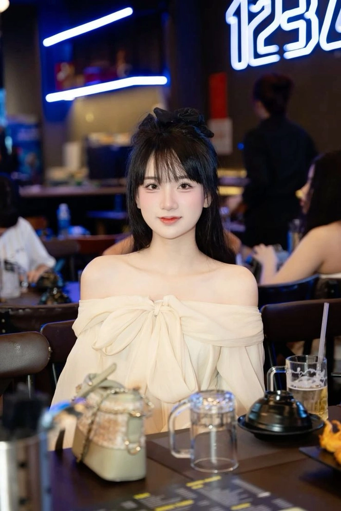 Ảnh con gái 2k8 nhìn thân thiện