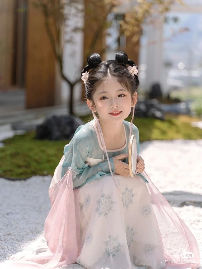 Ảnh em bé gái cute tự nhiên