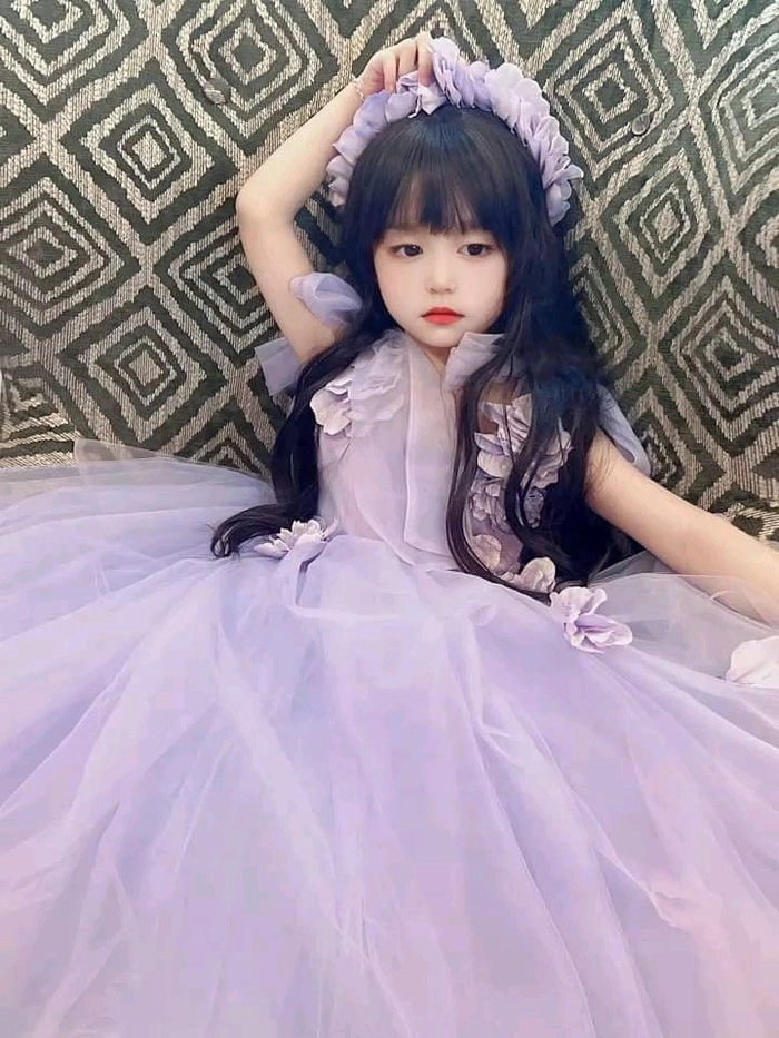 Ảnh em bé gái xinh tự nhiên