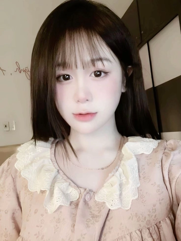 Ảnh gái đẹp mặc đồ ngủ phong cách tối