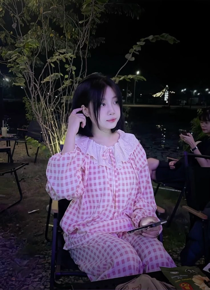 Ảnh gái đẹp mặc đồ ngủ phong thái tự tin