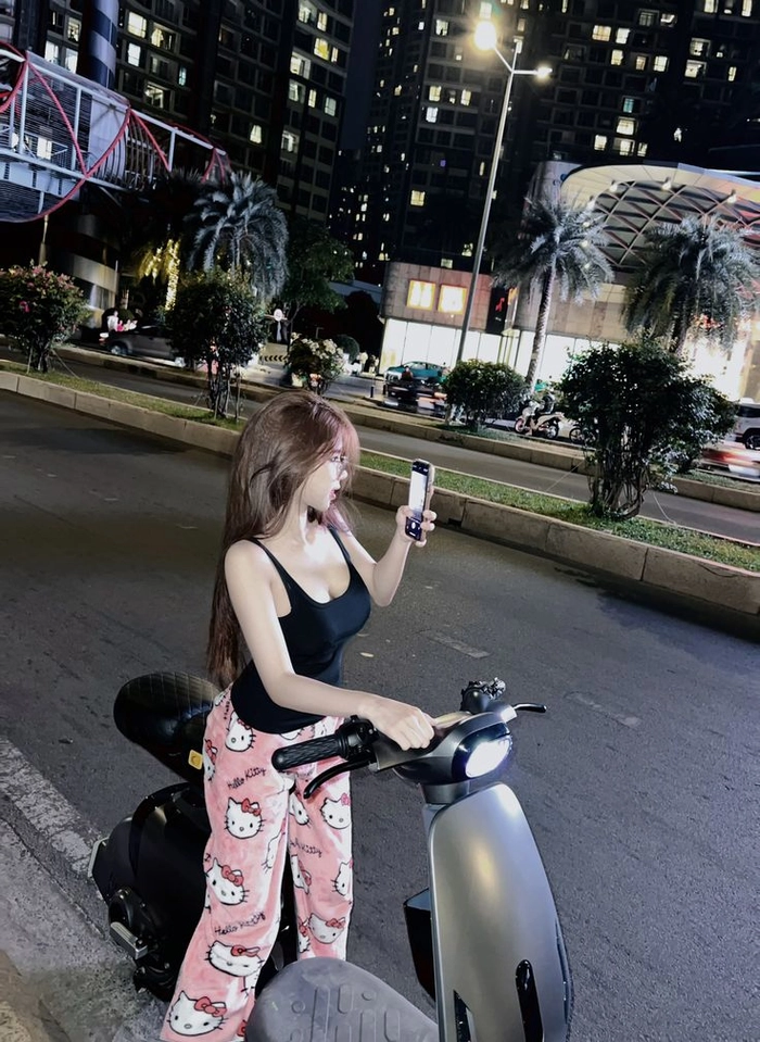 Ảnh gái đẹp mặc đồ ngủ thần thái tự nhiên