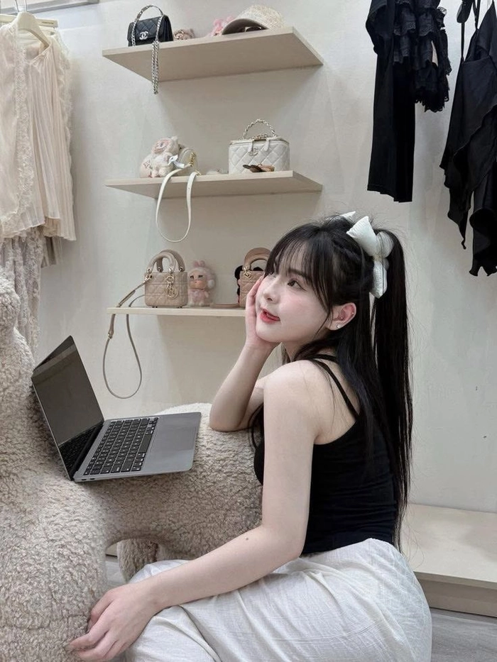 Ảnh gái lớp 7 xinh trong môi trường học