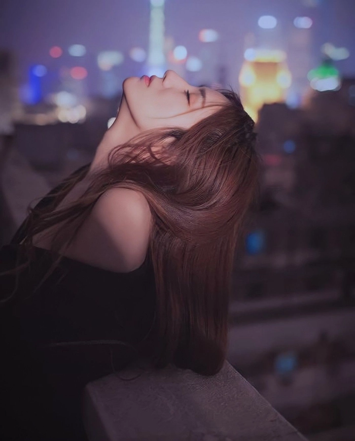 Ảnh gái xinh buồn ánh nhìn xa