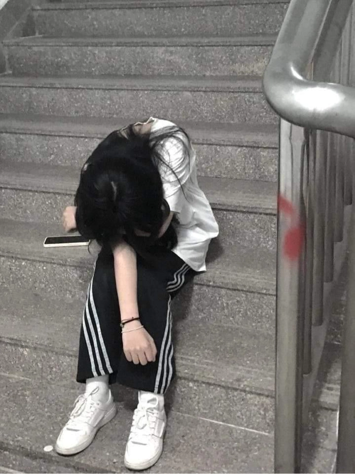 Ảnh gái xinh che mặt buồn