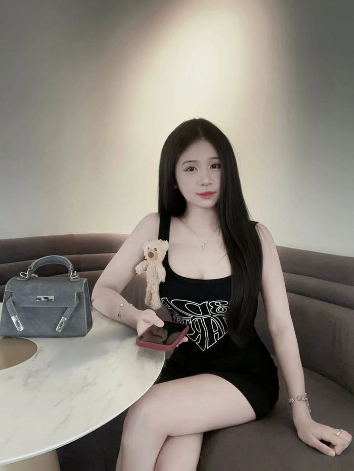 Ảnh gái xinh che mặt chụp Instagram