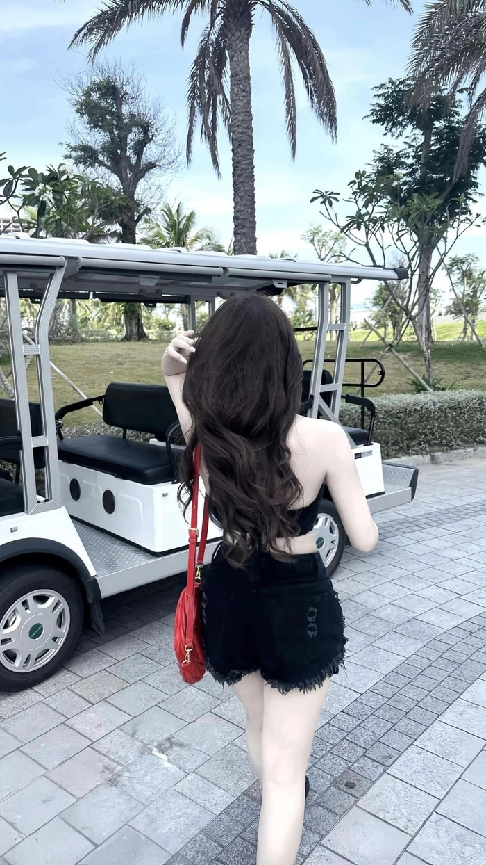 Ảnh gái xinh che mặt quay lưng