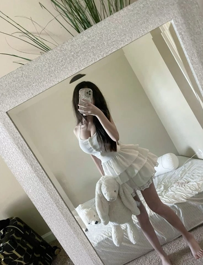 Ảnh gái xinh chụp ảnh trước gương đẹp mắt