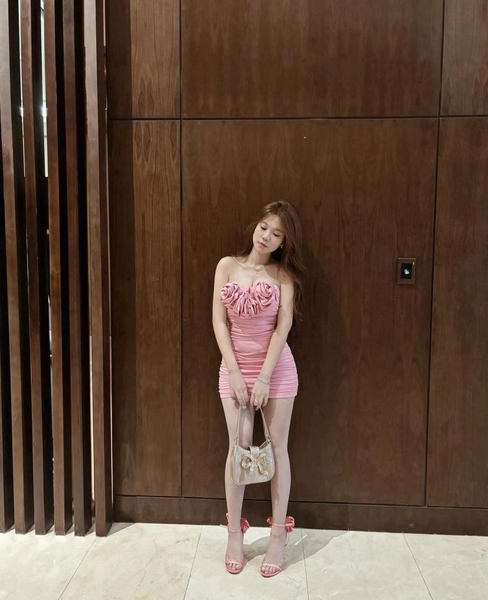 Ảnh gái xinh chụp dáng trước gương hiện đại