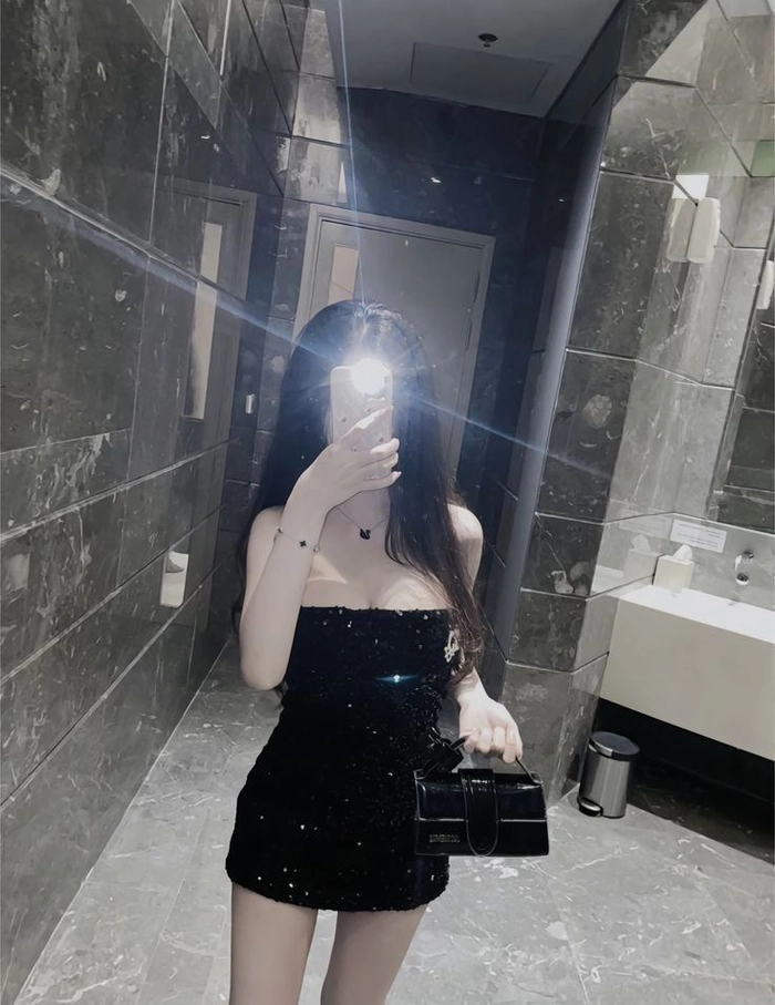 Ảnh gái xinh chụp hình trước gương phong cách lifestyle