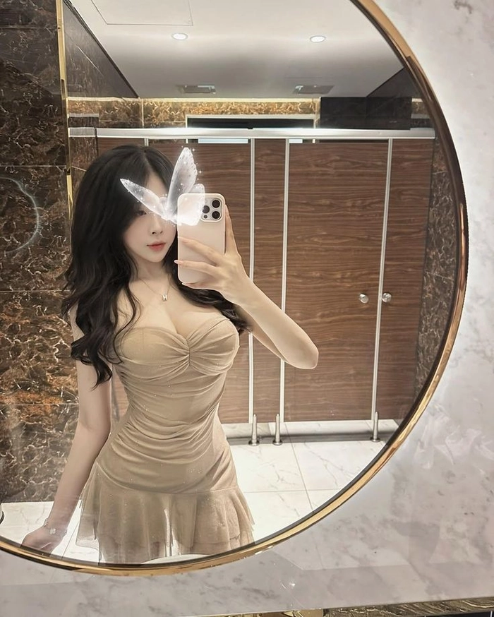 Ảnh gái xinh chụp hình trước gương phong thái tự nhiên